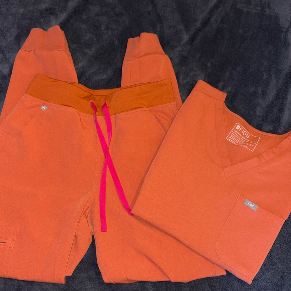 FIGS Terracotta Jogger Scrub Set - Picture 5 of 8